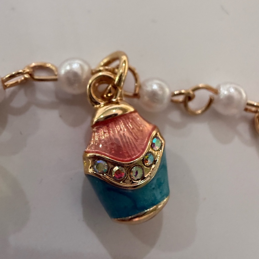Gold and Green Charm Bracelet with Delicate Design - Picture 3 of 7